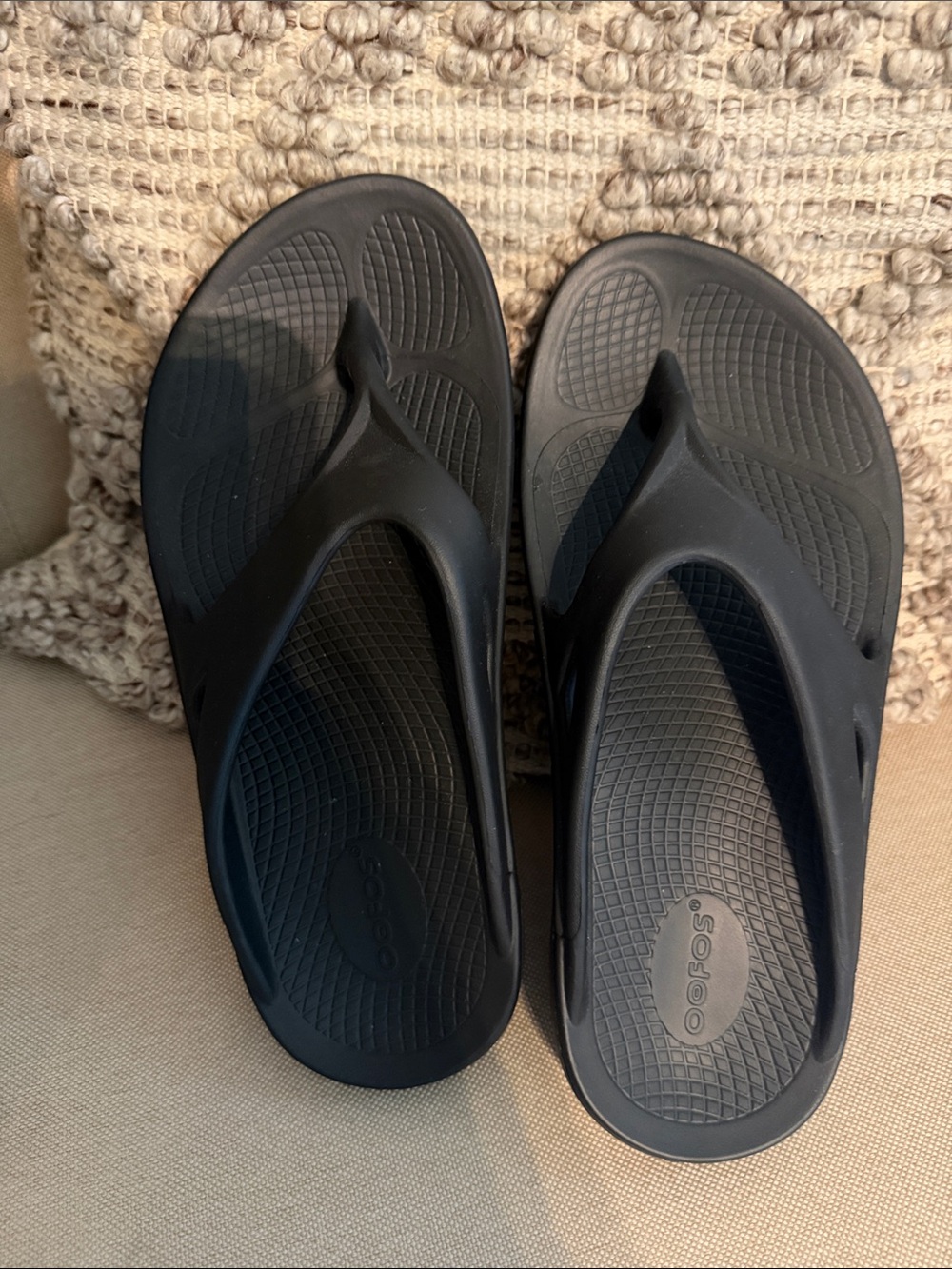 OOFOS Black Recovery Flip Sandals M6 W8